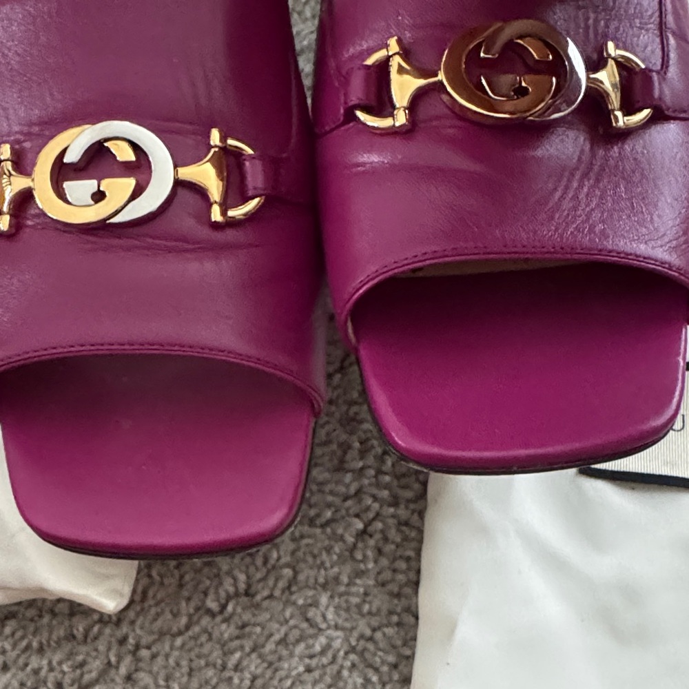 Gucci Women's Magenta Mules with Gold Detail - Picture 10 of 14